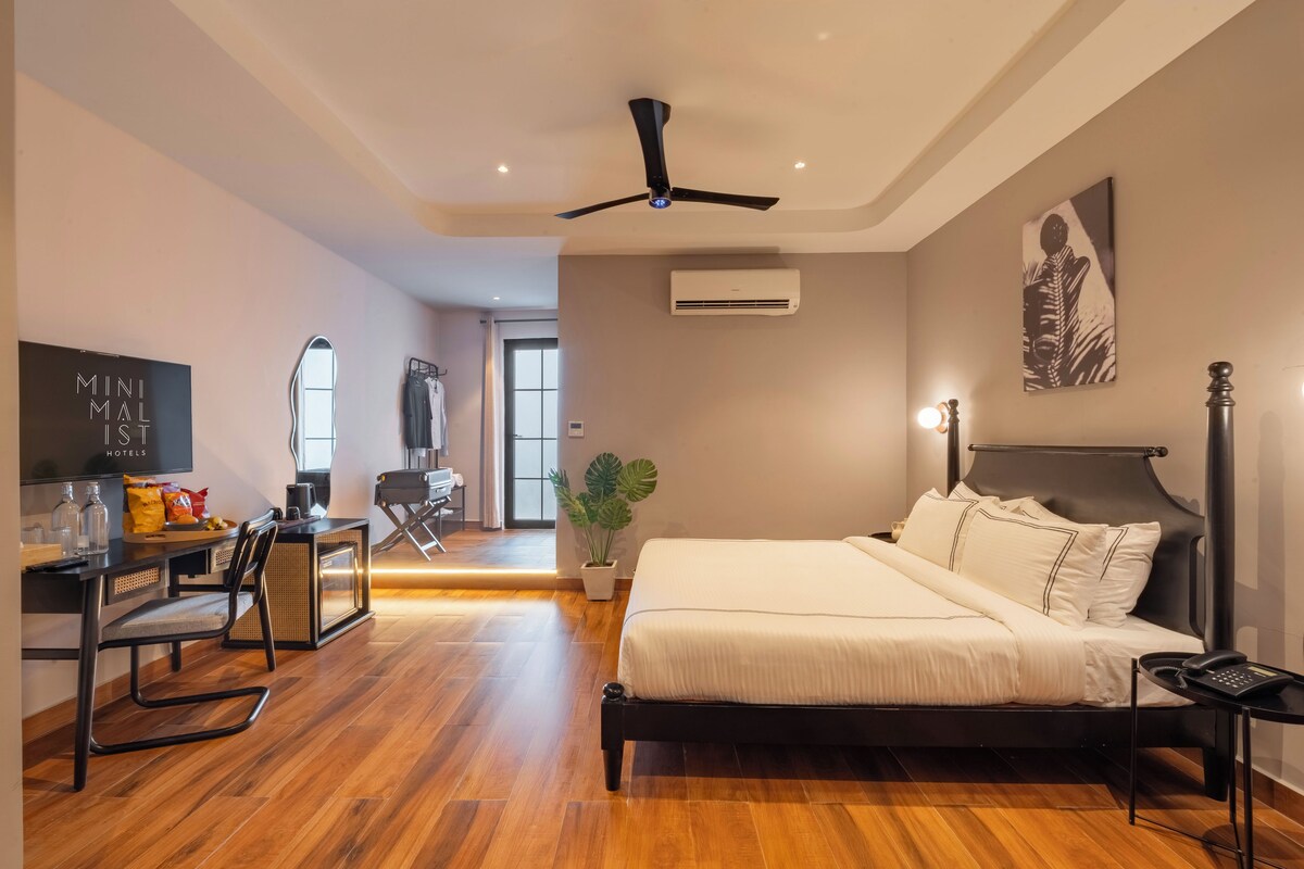 Egyptian cotton sheets, premium bedding, desk, free WiFi