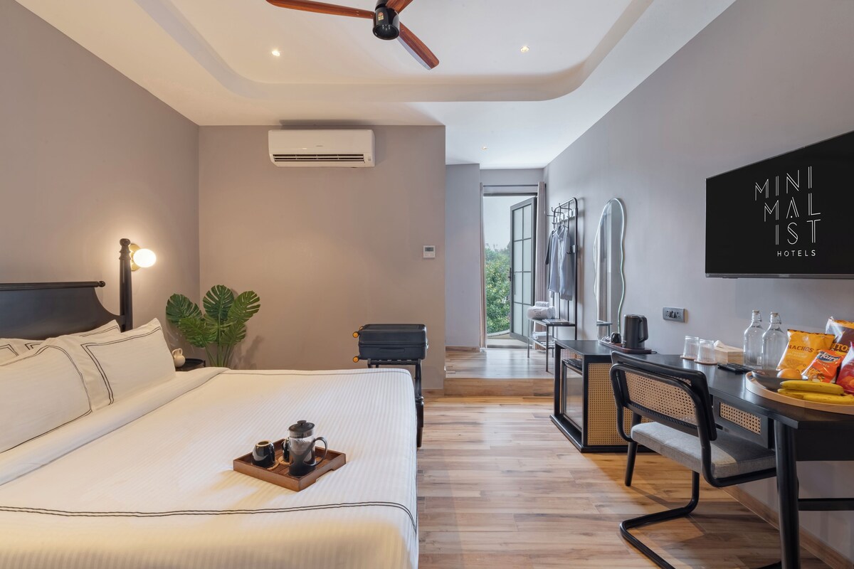Egyptian cotton sheets, premium bedding, desk, free WiFi