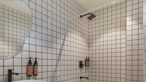 Shower, perlengkapan mandi gratis, pengering rambut, dan handuk