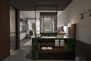 Habitación clásica doble, vistas a la ciudad | Baño | Artículos de higiene personal gratuitos, secador de pelo y toallas