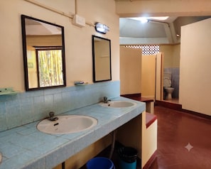 Bathroom - Illam youth camp (Auroville)