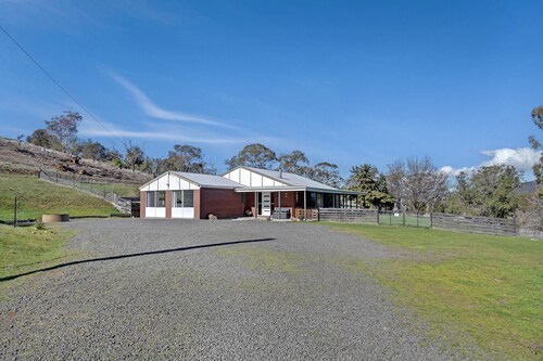 The Five Sheep House - Valley Views & BBQ