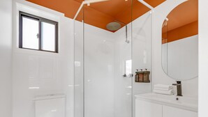 Quarto casal conforto | Banheiro | Chuveiro, toalhas de banho