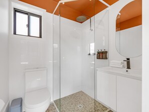 Comfort Double Room | Bathroom - The Bay (Batemans Bay)