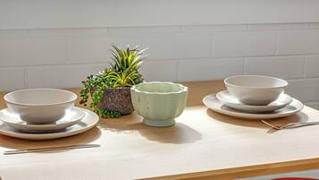 Een tafel met twee kommen en een plant.