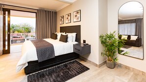 Quarto casal luxo, vista para o jardim | Cofres nos quartos, cortinas blackout, Wi-Fi de cortesia