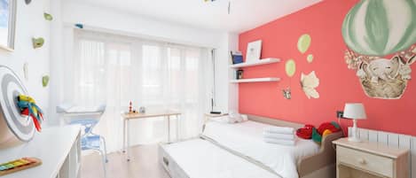 Une chambre adaptée aux enfants, avec un lit, un bureau et une chaise.