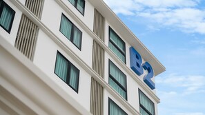 Un bâtiment d’hôtel doté de nombreuses fen êtres et d’une enseigne bien visible indiquant « B2 ».