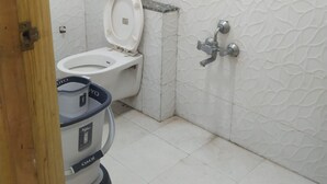 Doppia Deluxe | Bagno | Doccia, set di cortesia gratuito, pantofole, asciugamani