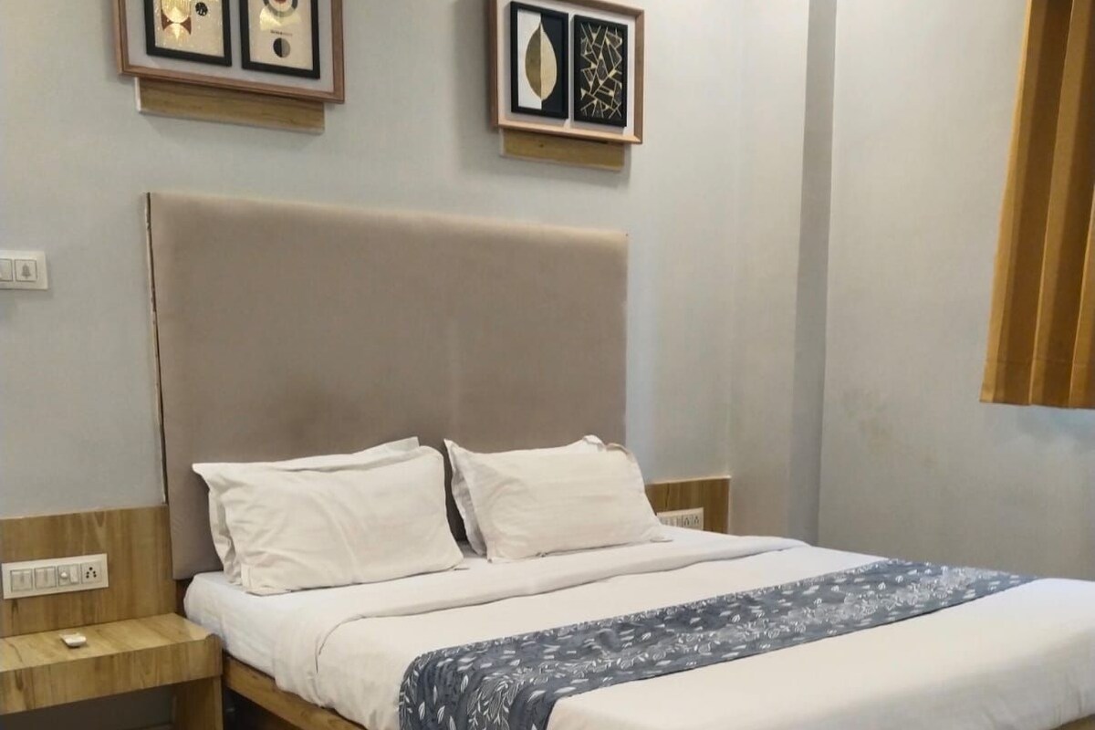 Quarto casal luxo | Cofres nos quartos, escrivaninha, espaço de trabalho para notebook