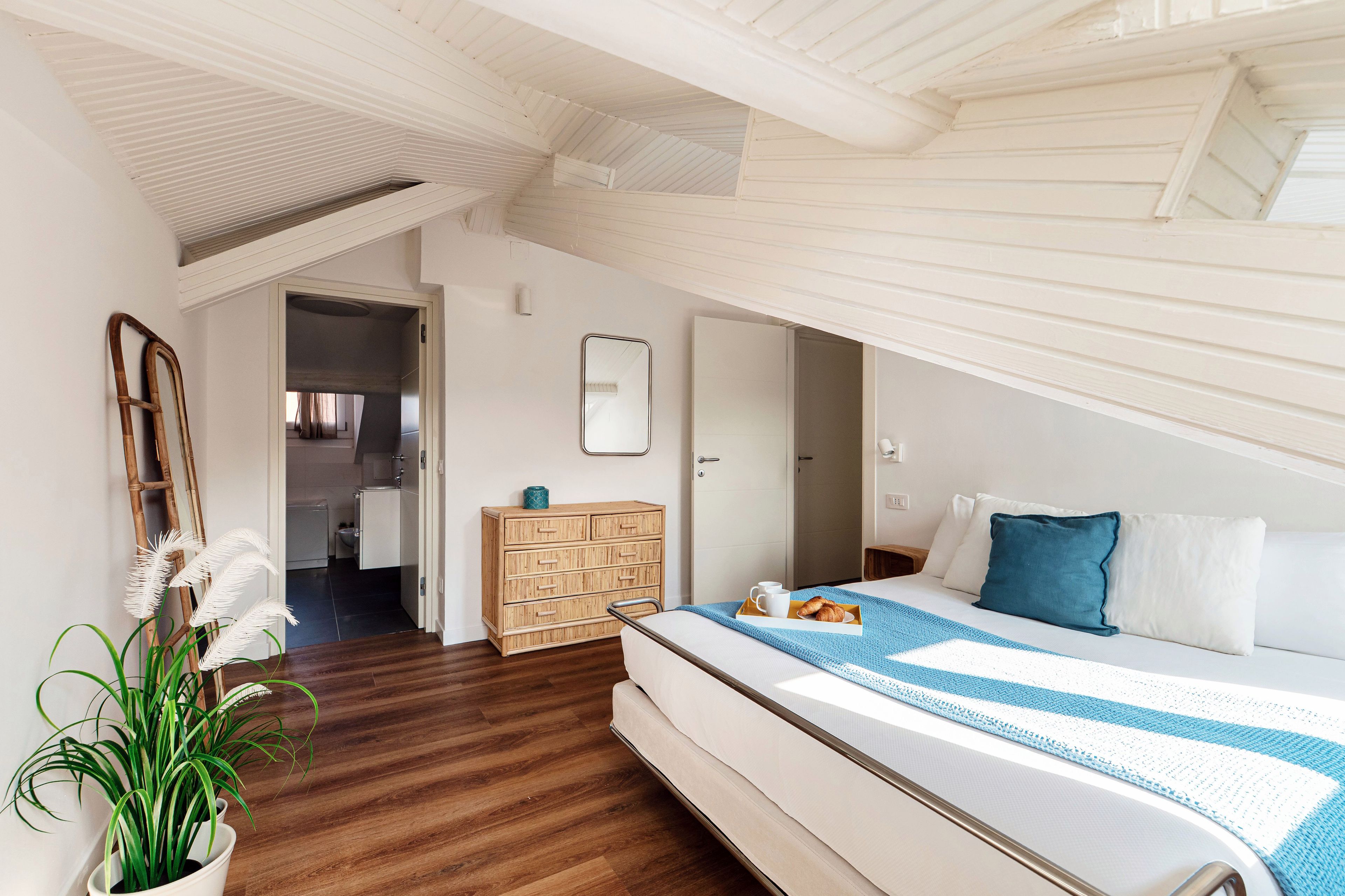 Appartamento, vista lago | Biancheria da letto di alta qualità, copriletto in piuma