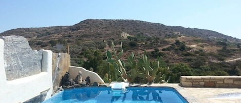 Une piscine avec vue sur un paysage montagneux.
