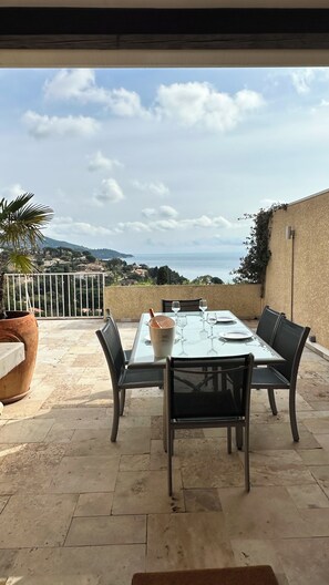 Outdoor dining - "Lou Mazetti" Cottage in Pramousquier - Le Lavandou (Le Lavandou)