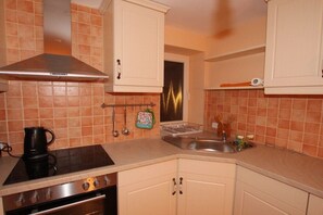 A kitchen with a stove, oven, sink, and cabinets. - Holiday apartment with 2 bedrooms (Bamberg)