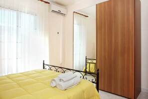 Ein Schlafzimmer mit einem Bett, einem Kleiderschrank und einem Spiegel.