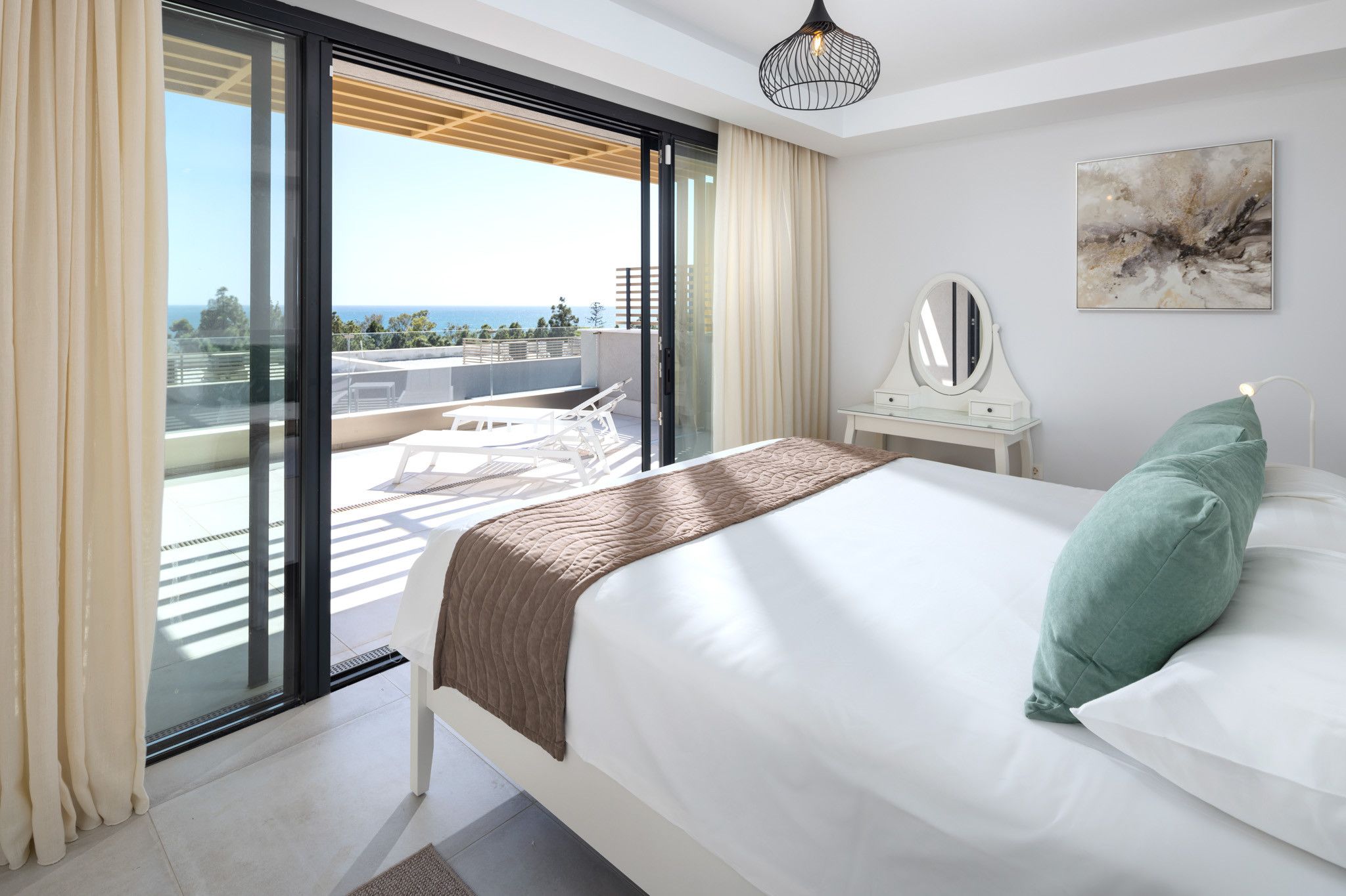 Une chambre d’hôtel avec un lit, une table de chevet, un miroir et une vue sur l’extérieur.