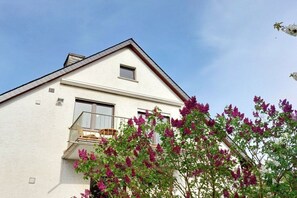 A white building with a balcony and a window. - Holiday apartment with 2 bedrooms (Bad Camberg)