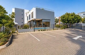 Exterior - Luxury 1BR Suite at 92 on New (Midrand)