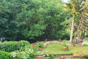 Um jardim exuberante com diversos tipos de plantas e um caminho de pedra.