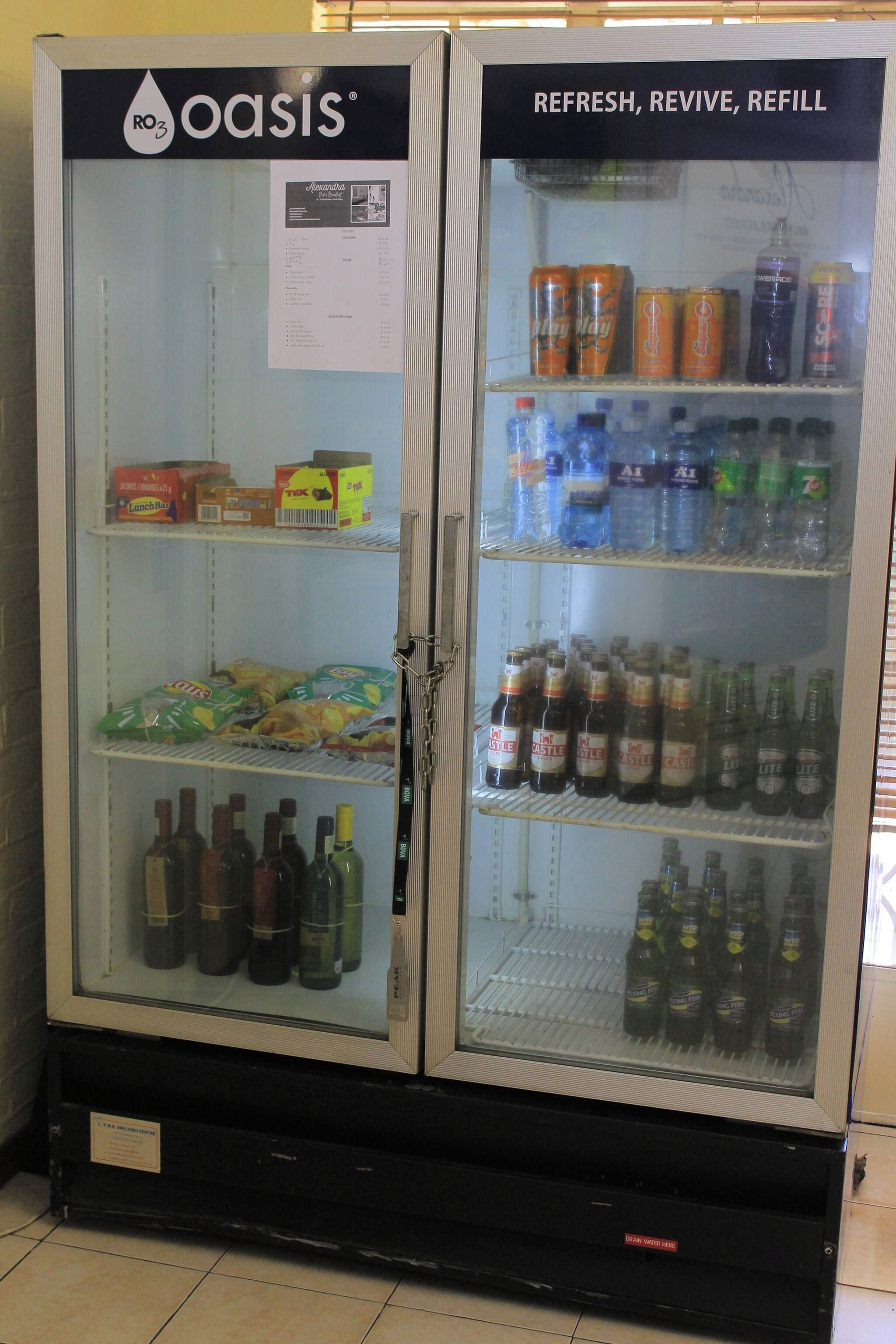 Un distributeur automatique proposant une variété de boissons et d’en-cas.