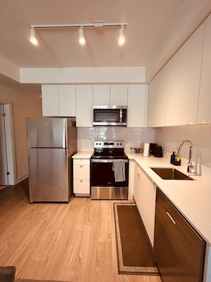 Private kitchen - Modern 2BR,2BA Near Brock & Niagara (St. Catharines)