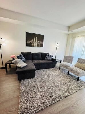 Living area - Modern 2BR,2BA Near Brock & Niagara (St. Catharines)