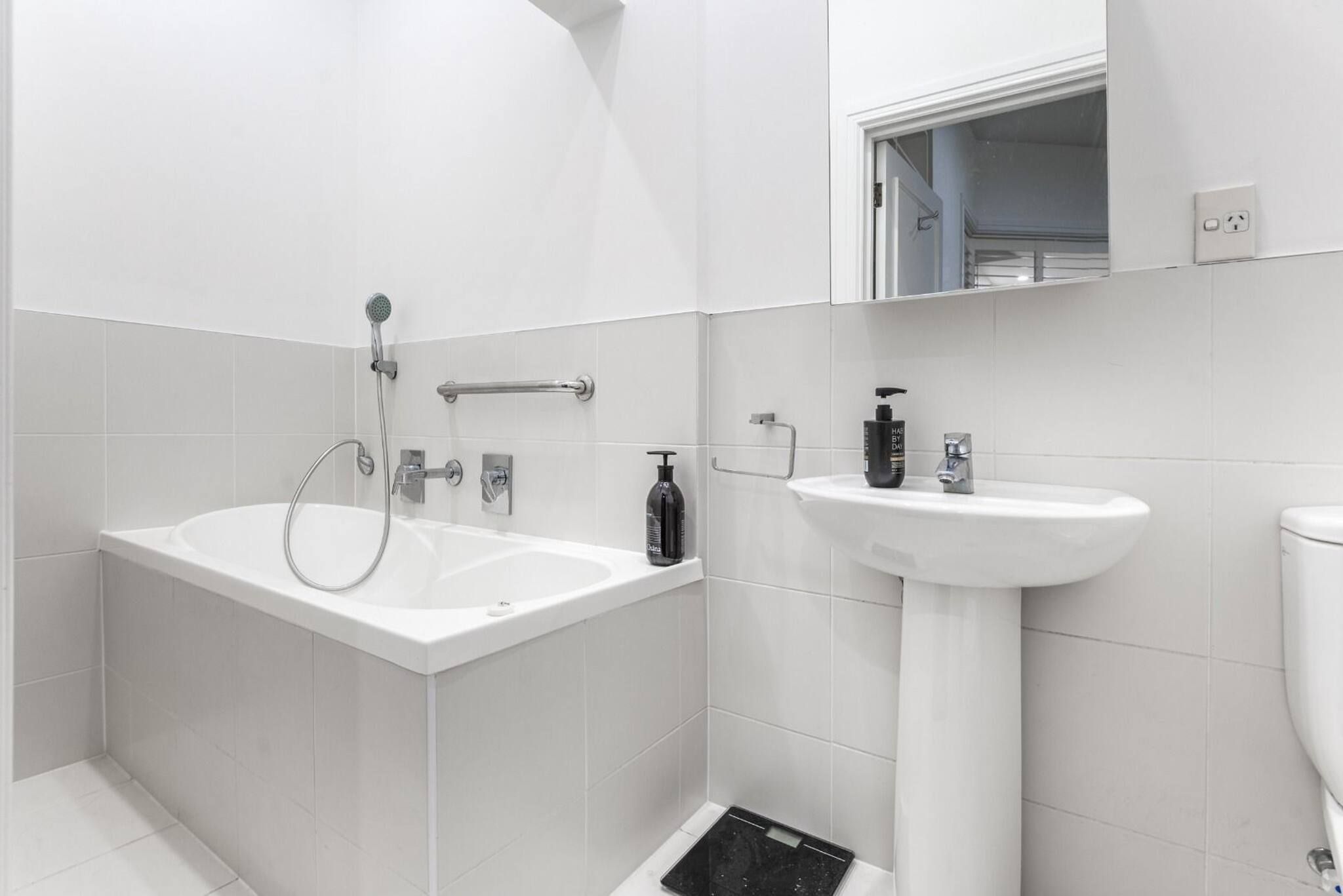 Une salle de bain moderne avec une baignoire, un lavabo et des toilettes.