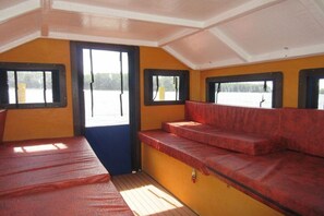 A cabin with a windowed wall, a door, and a bench area. - B 3 directly at Lake Netzen (Kloster Lehnin OT Trechwitz Siedling)