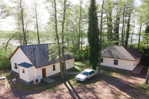 Two detached houses with sloped roofs, surrounded by trees and a body of water. - B 3 directly at Lake Netzen (Kloster Lehnin OT Trechwitz Siedling)