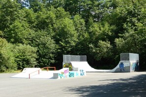 A skate park with ramps and graffiti. - Holiday home with 1 bedroom (Visselhövede)