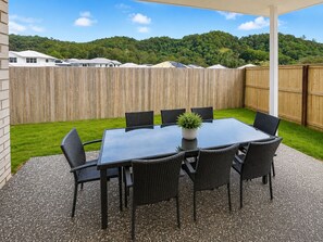 Outdoor dining - The Olive Nest - Modern Family Comfort (Upper Coomera)