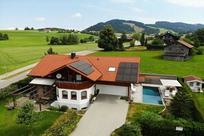 A two-story house with a swimming pool, solar panels, and a private driveway. - Holiday apartment with 2 bedrooms (Oberstaufen \/ Allgäu)