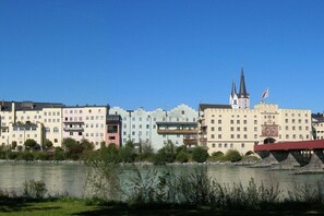 Eine Reihe mehrstöckiger Gebäude mit einem Fluss im Vordergrund.