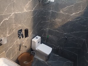 Quarto superior, vista para a montanha | Banheiro