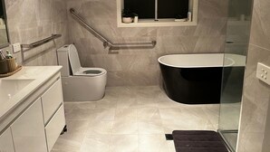 Bruser, hårtørrer, bidet, håndklæder