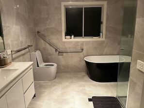 Regadera, secadora de cabello, bidet, toallas 