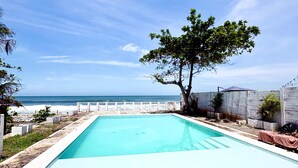 Piscina com vista para o oceano.
