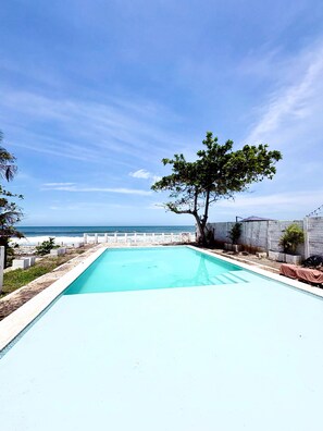 A swimming pool with a view of the ocean. - Spacious 5-bedroom house in charming La Libertad with AC (La Libertad)
