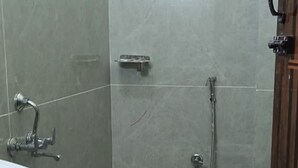 Khăn tắm, xà phòng, dầu gội 