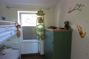 A child's room with bunk beds, a hanging toy, and a wall mural. - Holiday home with 3 bedrooms (Kronsgaard)
