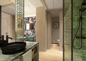 Een moderne badkamer met een grote spiegel, een zwart wastafelmeubel en een douchehoek.