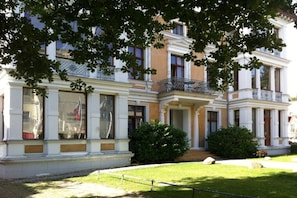 A two-story building with a symmetrical facade, large windows, and a central entrance with a porch. - Villa Kramme - close to the beach & central (Seebad Heringsdorf)