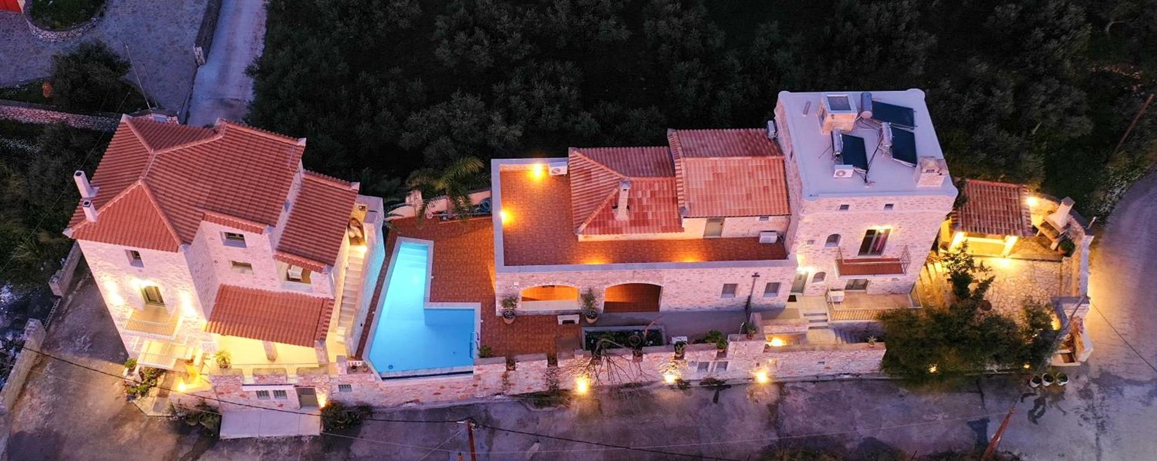 Un edifici de diverses plantes amb piscina, nombroses balconades i terrassa a la teulada.