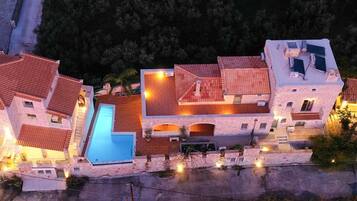 Un edifici de diverses plantes amb piscina, nombroses balconades i terrassa a la teulada.