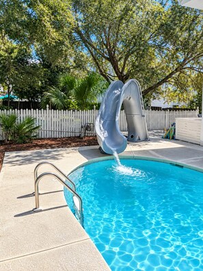 A swimming pool with a water slide. - Welcome to Salty Palm 🌴<br>Escape to Salty Palm, a spacious 6-bedroom 30A beach retreatjust steps from the beautiful white-sand beaches and emerald waters of the Emerald Coast! (Inlet Beach)