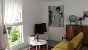 Departamento superior, vista al jardín | Área de sala de estar