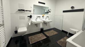 Douche, sèche-cheveux, serviettes fournies