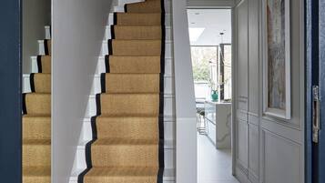 Una escalera con un diseño moderno y una alfombra de patrón único.