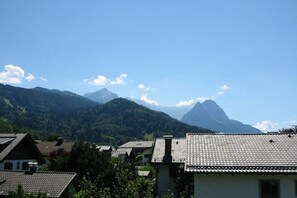 Ein Wohngebiet mit Häusern und einem Berg im Hintergrund.