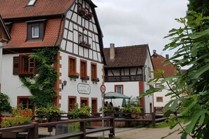 Ein traditionelles Fachwerkhäuschen mit einem Schild, das ein Restaurant anzeigt.